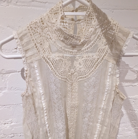 3/$30 Anthropologie: Tiny lace top - Picture 2 of 4